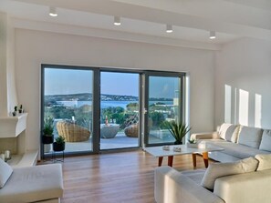 Grand Ambassador Villa, 5 Bedrooms | บริเวณนั่งเล่น | ทีวี 40 นิ้ว พร้อมช่องดาวเทียม, เครื่องเล่นดีวีดี