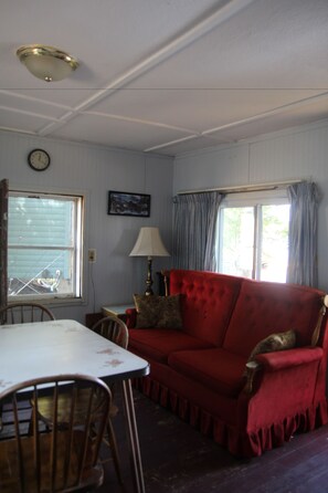 小屋, 2 间卧室, 简易厨房, 湖景 | 起居区 | 电视