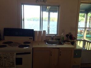 Hytte, 2 soverom, tekjøkken, utsikt mot innsjø | Eget kjøkken | Kjøleskap, mikrobølgeovn, kokeplater og kaffetrakter/tekoker