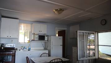 Lemari es besar, microwave, kompor, dan mesin pembuat kopi/teh