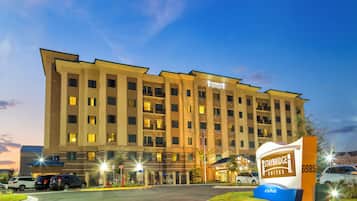 A multi-story hotel with a sign indicating Staybridge Suites.