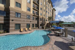 Outdoor pool, pool umbrellas, sun loungers - Staybridge Suites Orlando at SeaWorld by IHG (Orlando)