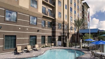 Piscina externa, guarda-sóis, espreguiçadeiras