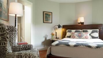 Deluxe Room, 1 Queen Bed | Free WiFi, bed sheets