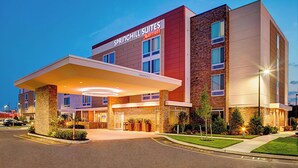 A hotel with a modern design, featuring a prominent entrance with a covered area and a sign for Springhill Suites Marriott. - Springhill Suites by Marriott Carle Place Garden City (Carle Place)