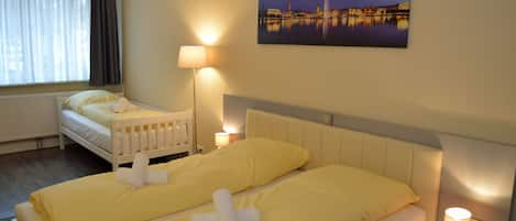 Comfort Triple Room | Desk, soundproofing, free cots/infant beds, free WiFi