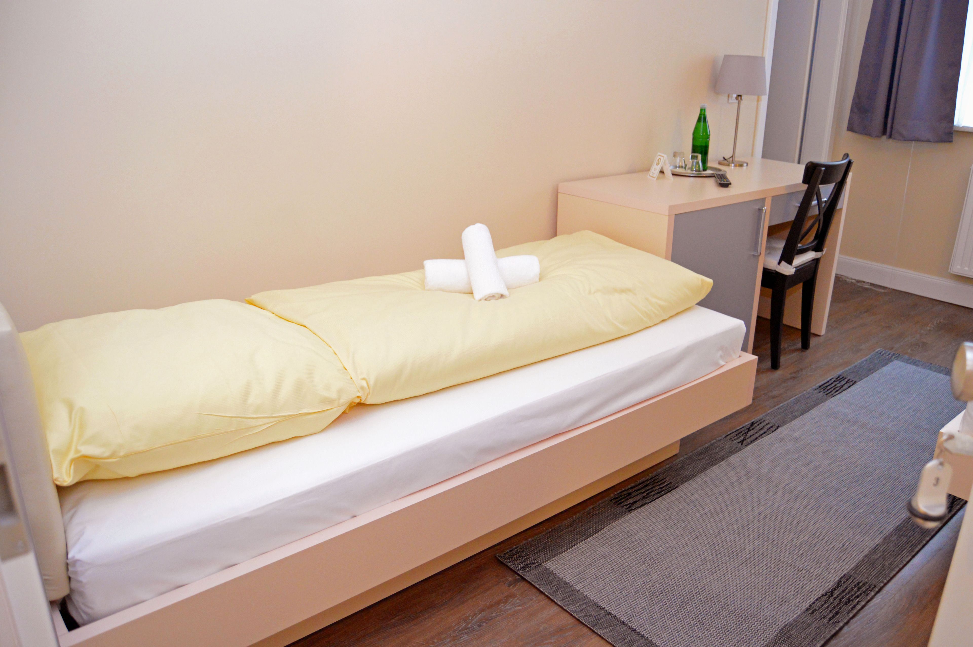 twin room | desk, laptop workspace, soundproofing, free wifi