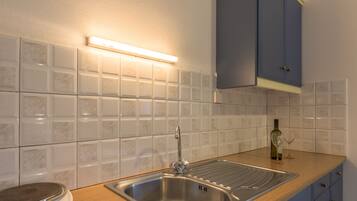 Lemari es, kompor, mesin pembuat kopi/teh, dan ketel listrik