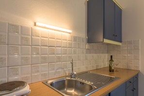 Réfrigérateur, plaque de cuisson, cafetiÚre/bouilloire