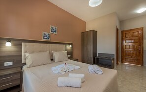 In-room safe, individually decorated, individually furnished, desk - Pansion Mary Studios (Zakynthos)