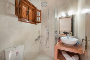 Dusche, kostenlose Toilettenartikel, Haartrockner, Handtücher