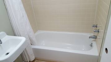 Room, 2 Bedrooms | Bathroom | Towels