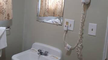 Room, 1 Queen Bed | Bathroom | Towels