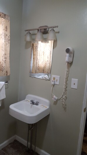 Habitación, 1 cama de matrimonio | Baño | Toallas