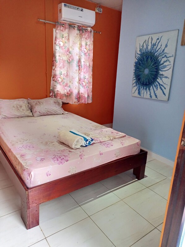 Doppelzimmer, 1 Queen-Bett, eigenes Bad | Bügeleisen/Bügelbrett, kostenloses WLAN, Bettwäsche