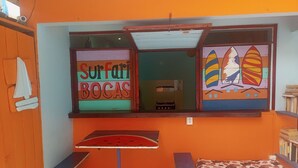Una habitación con una cama, una mesita y un banco.