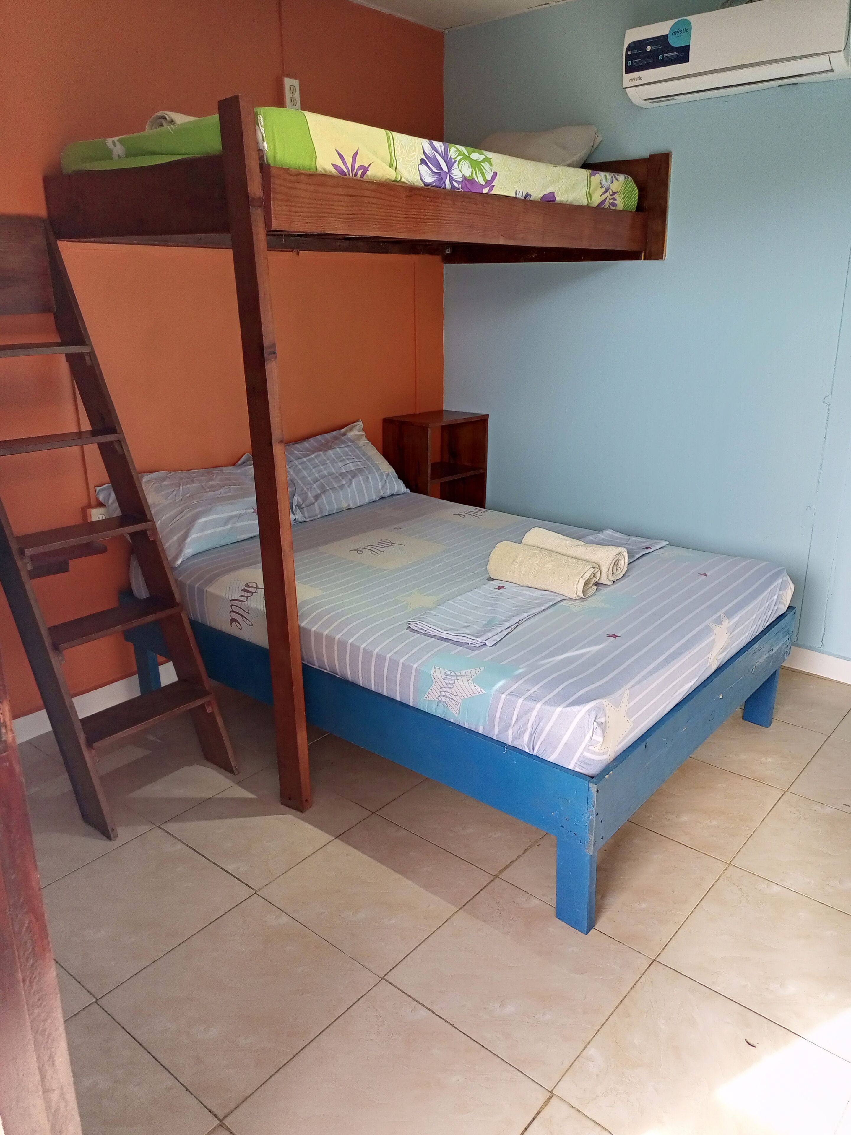 Chambre Triple, salle de bains privée | Vue de la chambre
