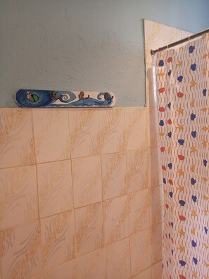 Departamento básico, varias camas | Baño | Regadera, amenidades de baño gratuitas, toallas 