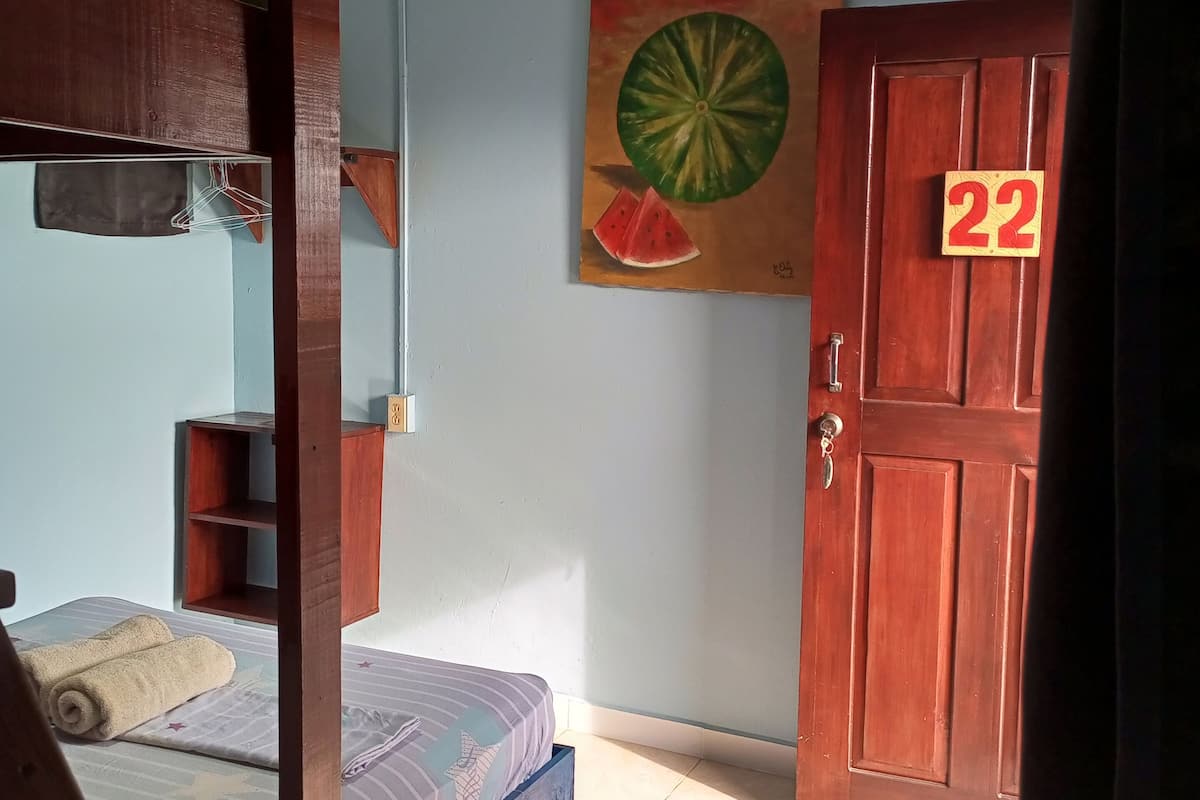 Driepersoonskamer, privébadkamer | Een strijkplank/strijkijzer, gratis wifi, beddengoed