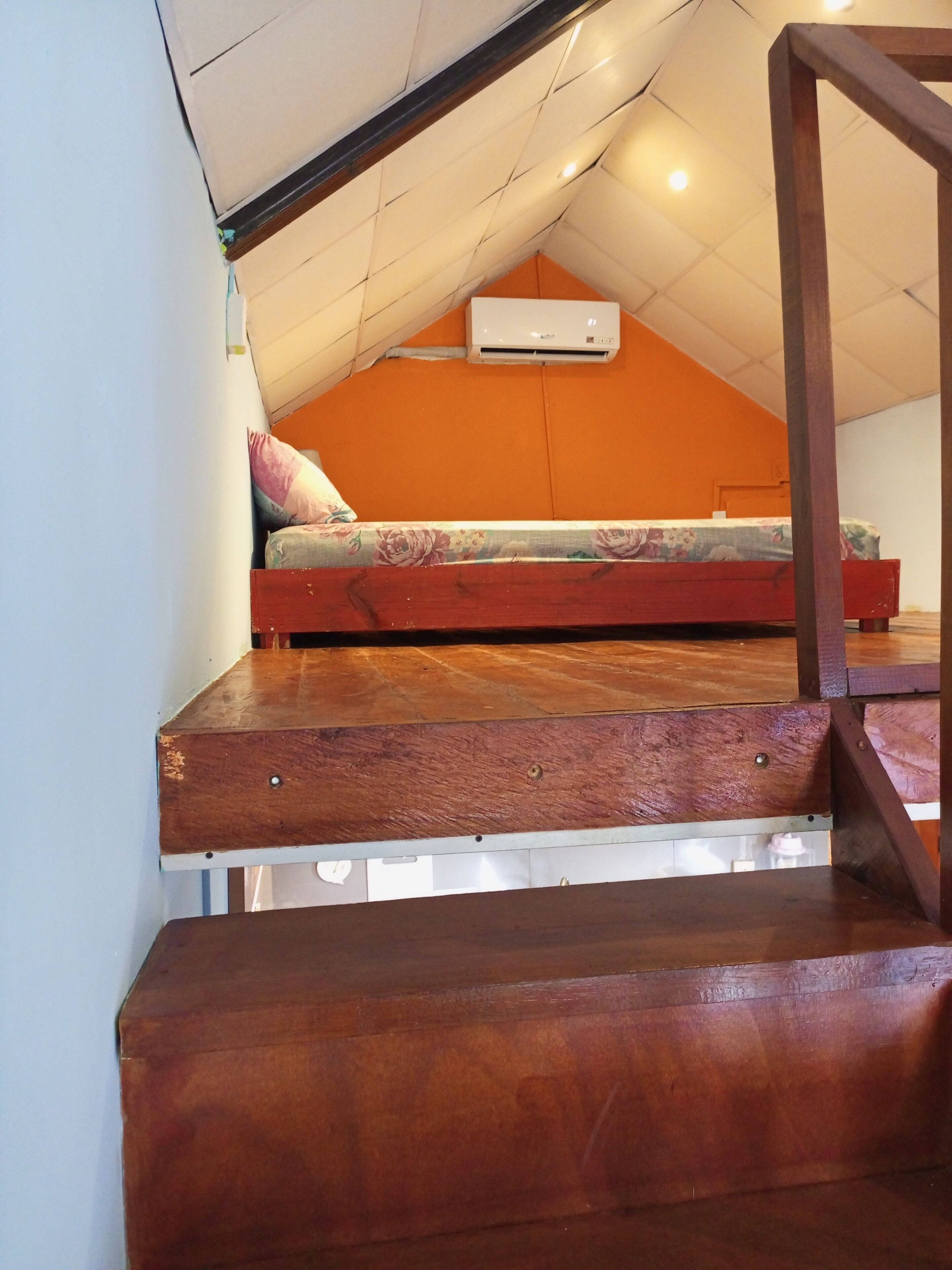 Tabla de planchar con plancha, wifi gratis y ropa de cama 