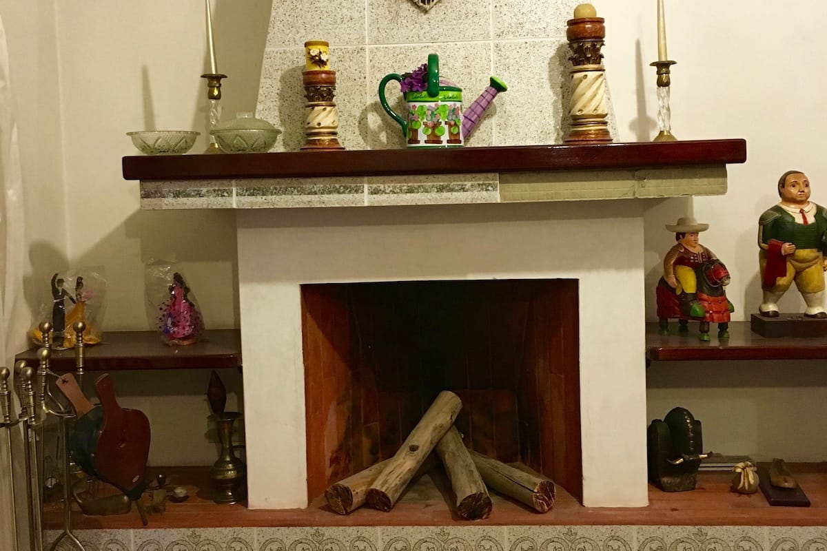 Private Bedroom Shared Bathroom | Fireplace
