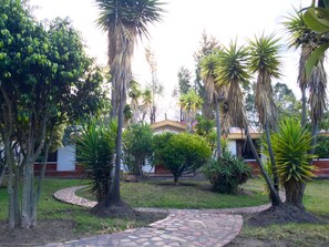 Private Bedroom Shared Bathroom  | Property grounds - Nispero Country House (Pifo)