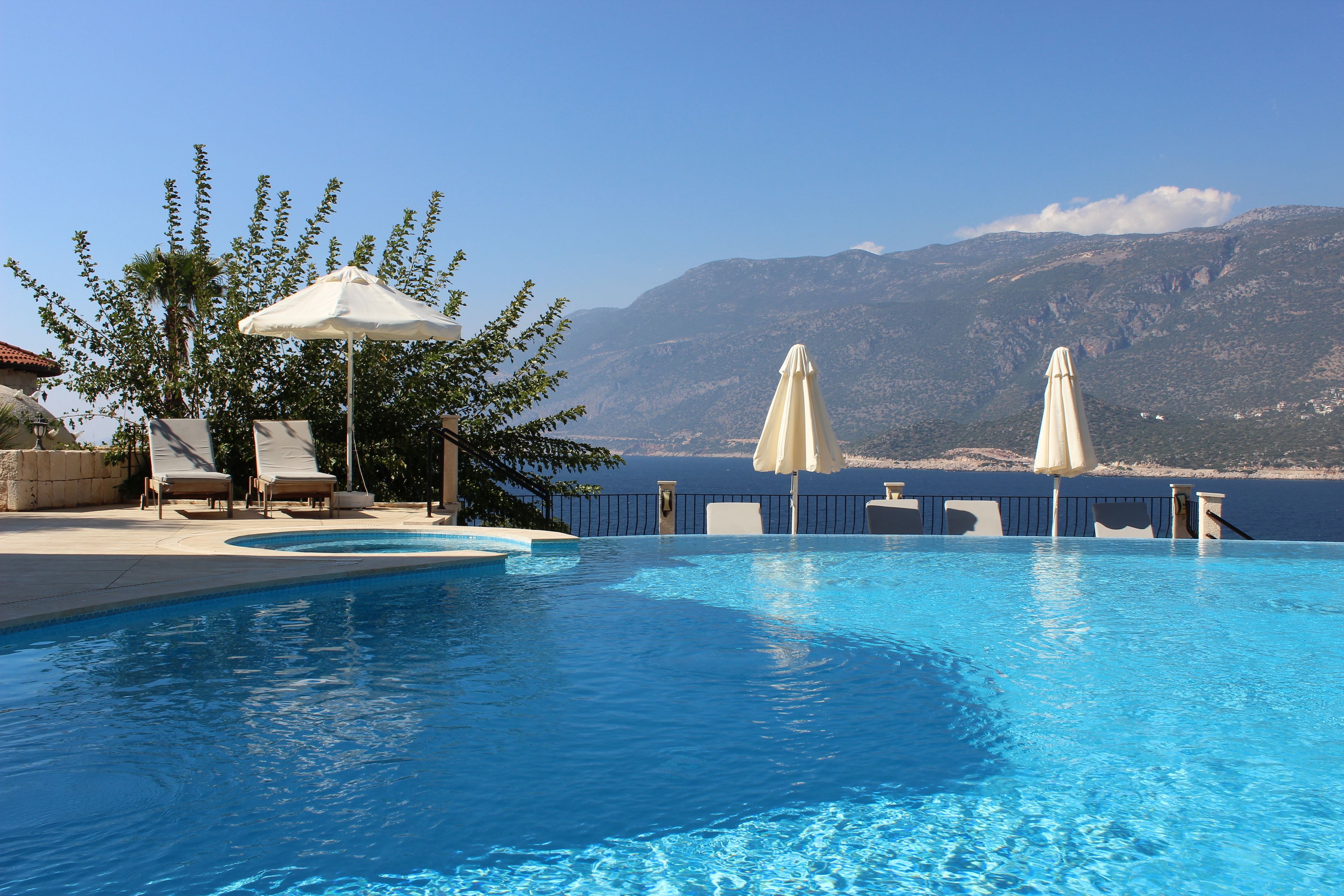 an infinity pool, open 8 am to 8 pm, pool loungers