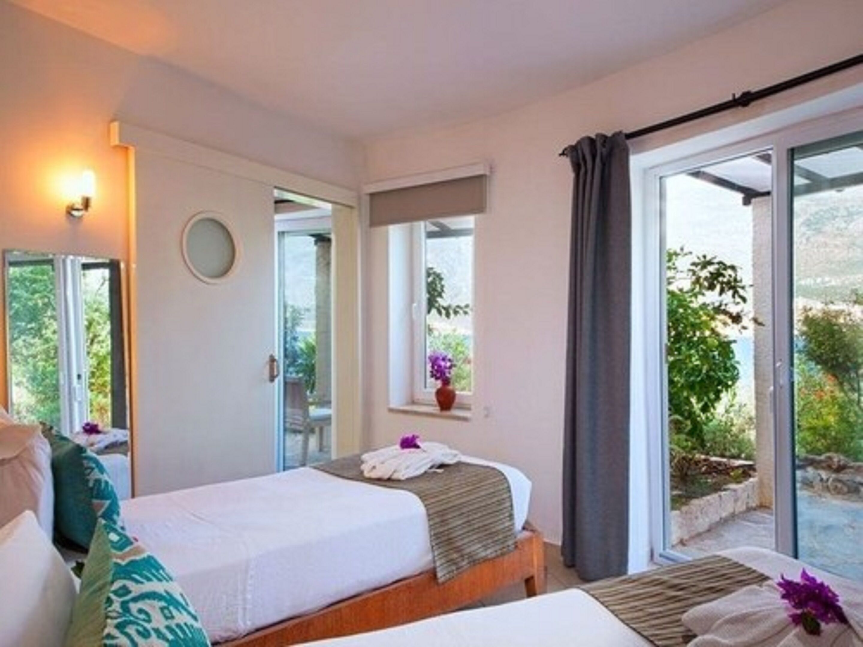 lighthouse deluxe twin room | 1 bedroom, minibar, in-room safe, soundproofing