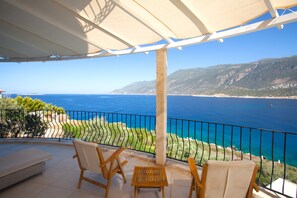 Waterfront Suites with Private Pool | Terraza o patio