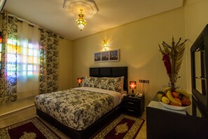 标准双人房或双床房 | 高档床上用品、客房内保险箱、遮光窗帘、免费婴儿床