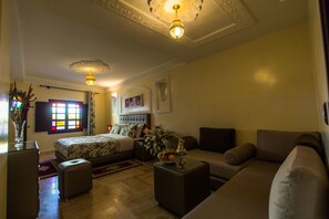 高档床上用品、客房内保险箱、遮光窗帘、免费婴儿床