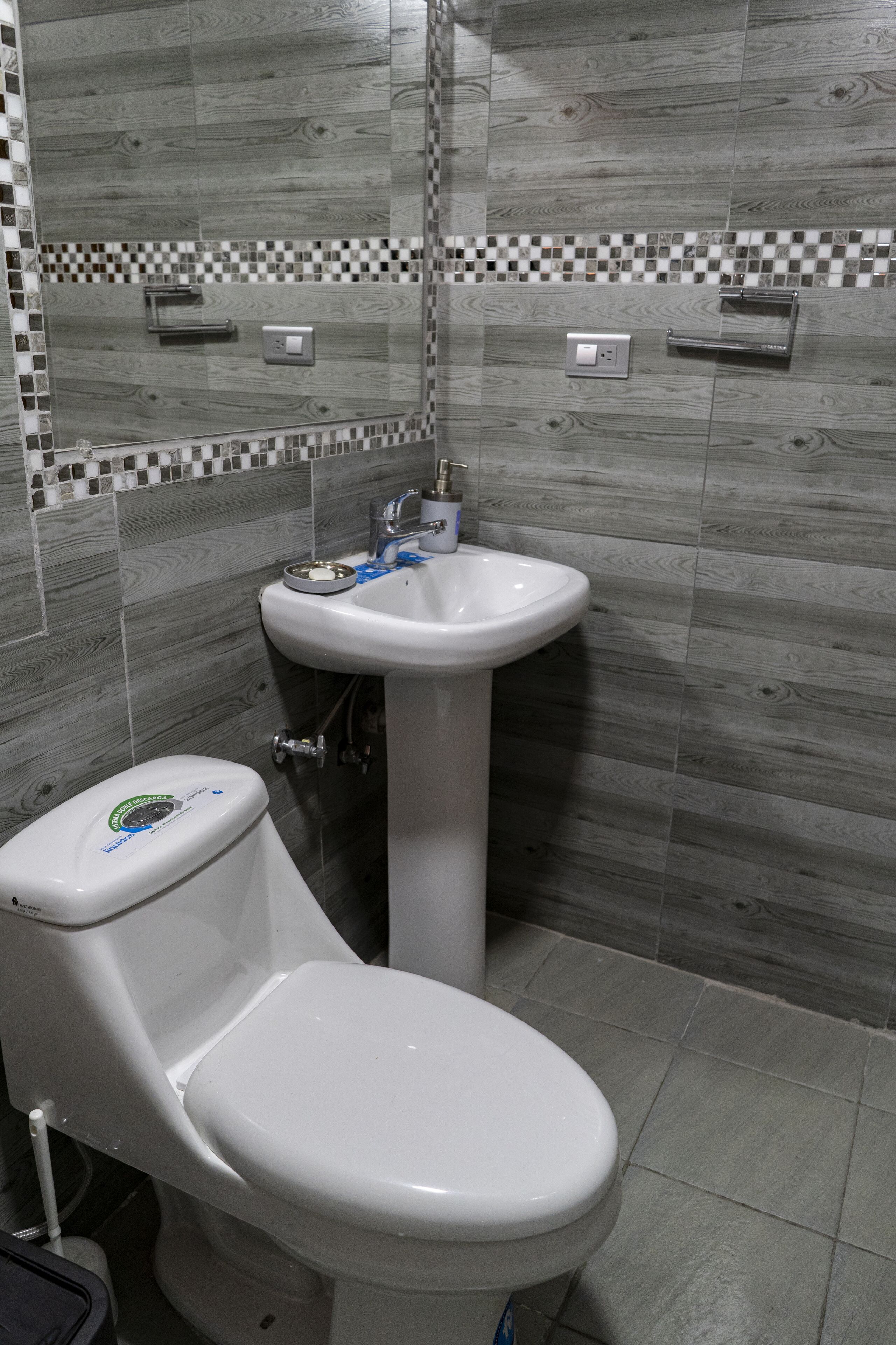 luxury apartment | bathroom | combined shower/bathtub, free toiletries, hair dryer, towels