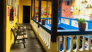 A corridor with a bench, a fire extinguisher, and a door. - Blue Door Housing Historic Quito (Quito)