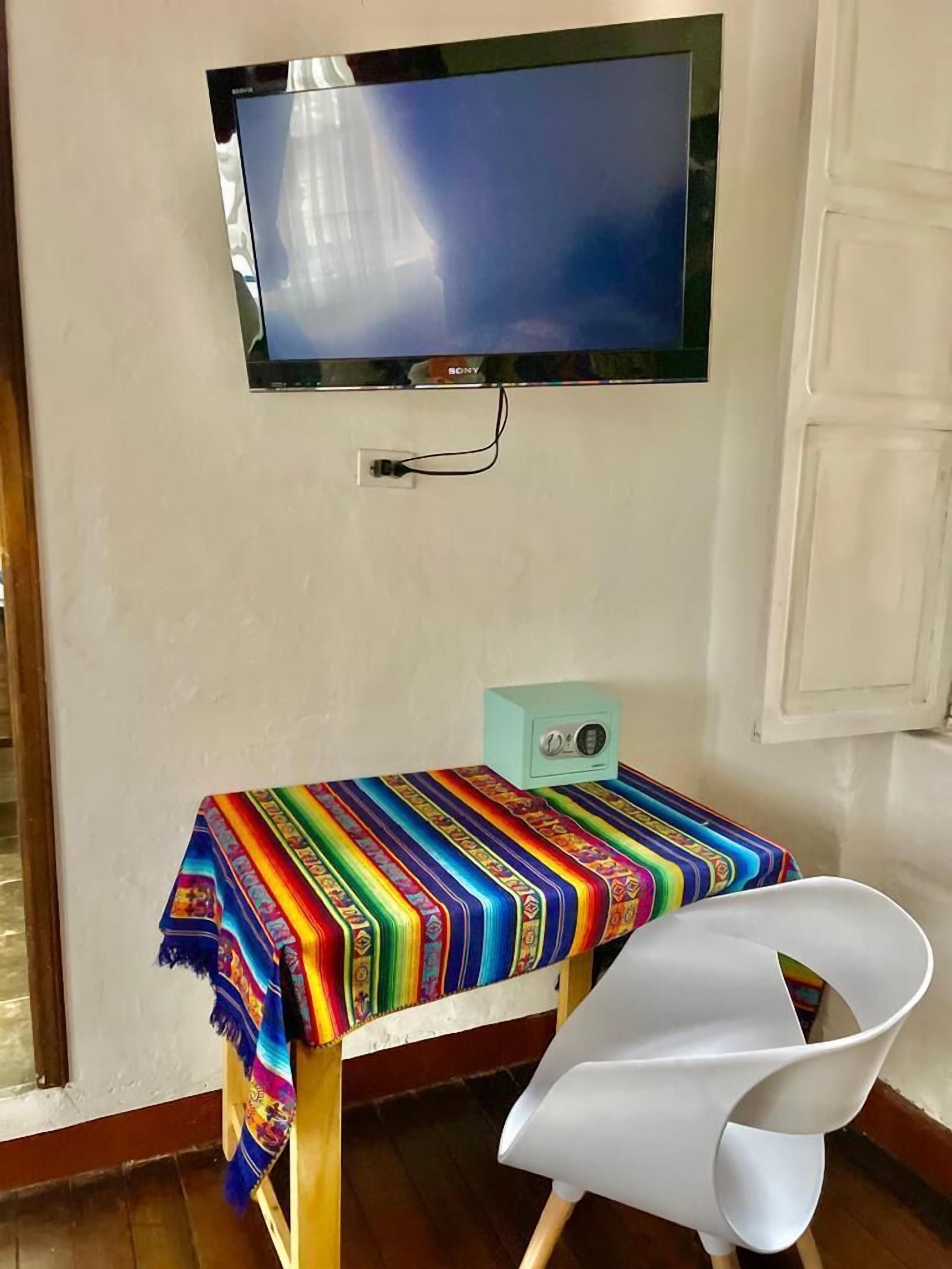 deluxe double room, kitchen, city view | living area