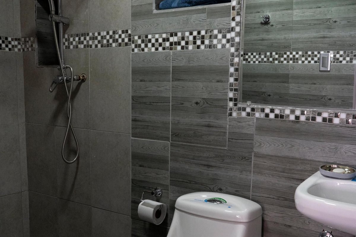 욕실 | 샤워기/욕조 결합, 무료 세면용품, 헤어드라이어, 타월