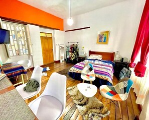 Apartment with balcony View | Individually furnished, soundproofing, free WiFi, bed sheets - Blue Door Housing Historic Quito (Quito)