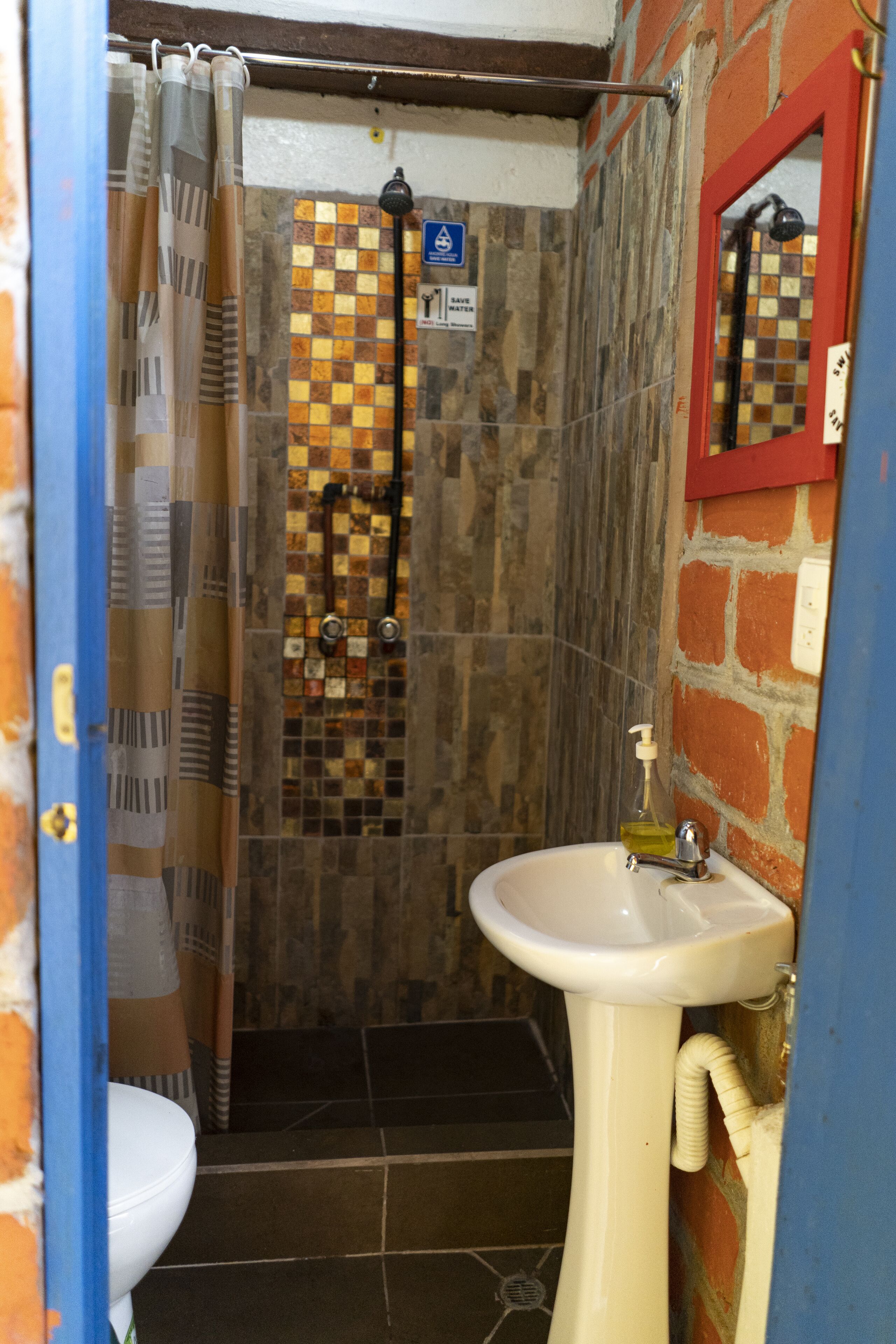 combined shower/bathtub, free toiletries, hair dryer, towels