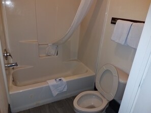 Combined shower/bathtub, free toiletries, hair dryer, towels - Texas Inn Downtown McAllen (McAllen)