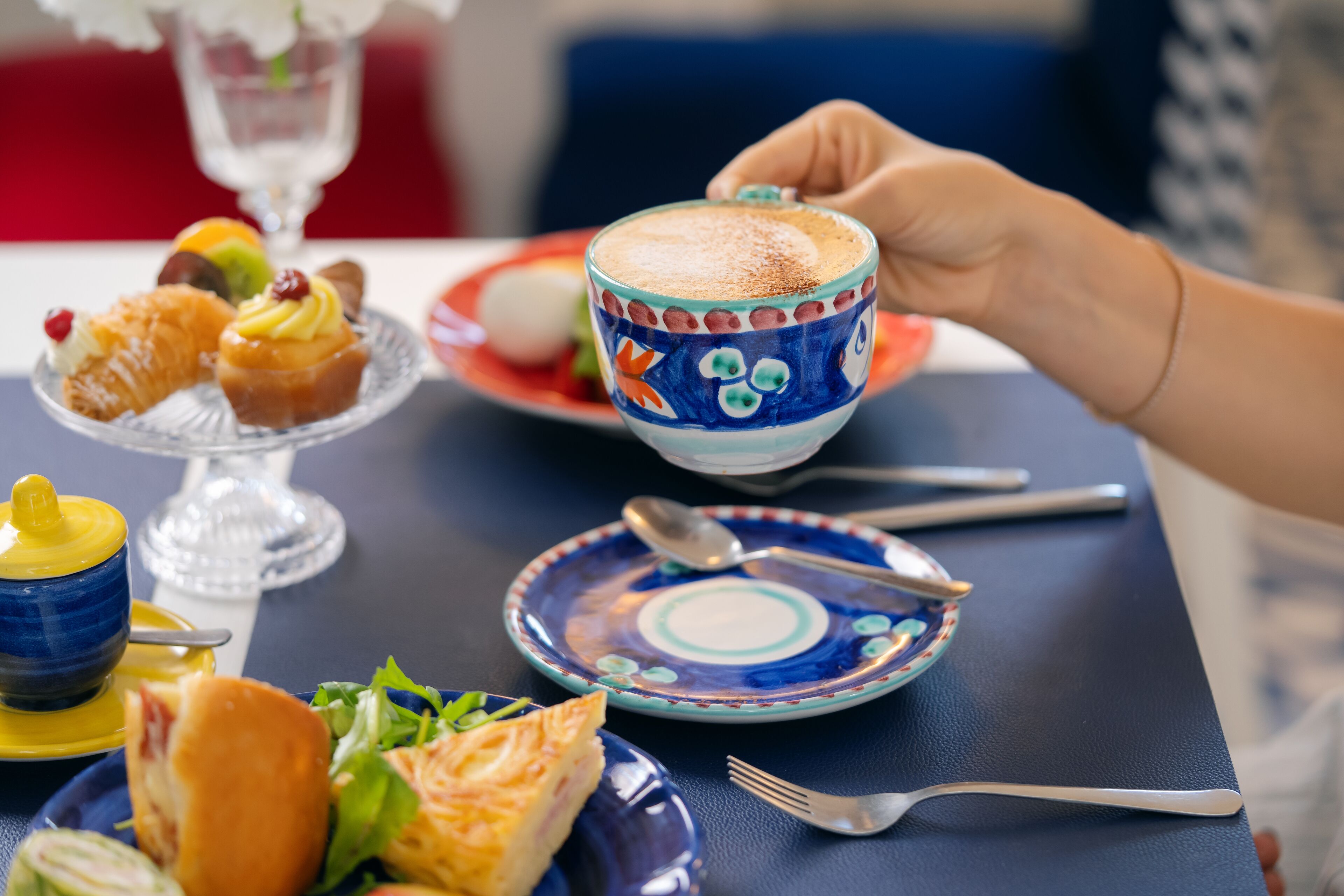 Ein Esstisch mit verschiedenen Speisen, darunter Gebäck und eine Kaffeetasse.