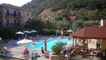 Seasonal outdoor pool, sun loungers