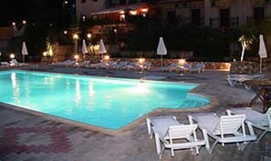 Piscine extérieure en saison, chaises longues