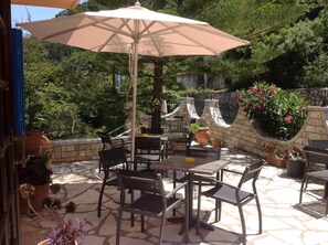 Déjeuner, dîner et souper servis sur place