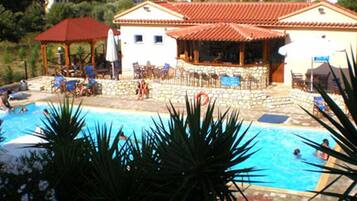 Alberca al aire libre por temporada y camastros