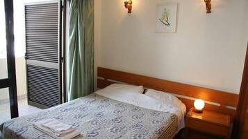 Individually furnished, desk, blackout curtains, free cots/infant beds