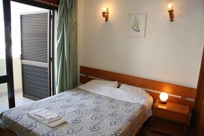 Individually furnished, desk, blackout curtains, free cots/infant beds
