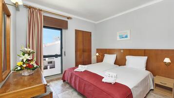Apartment, 2 Bedrooms | Individually furnished, desk, blackout curtains, free cots/infant beds