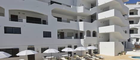 室外泳池;09:00 至 19:00 開放;躺椅