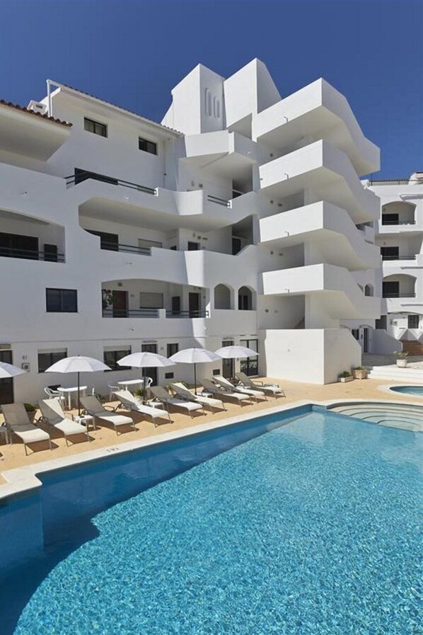 室外游泳池，09:00 至 19:00 开放，日光浴躺椅