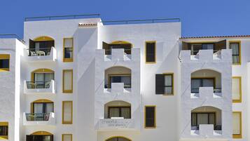 Majoituspaikan julkisivu illalla/yöllä