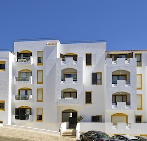 Façana frontal de l'allotjament (vespre/nit)